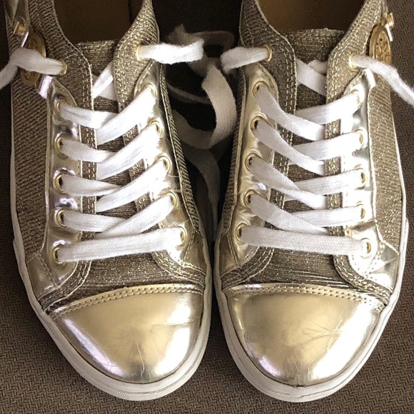 Guess✨ ‘Maadet 2’ Sneakers - Picture 2 of 9